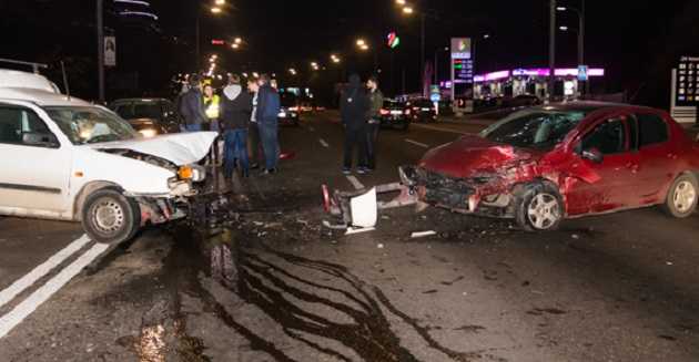 В Киеве на бульваре Дружбы Народов столкнулись три иномарки