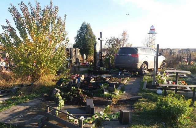 “Приключения” священника на кладбище в Харькове: появилось полное видео