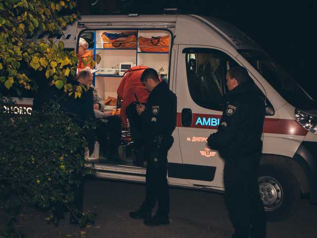 В Днепре неизвестные напали на курьера и выстрелили ему в ногу