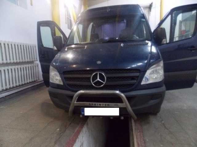 Потаємне сховище із мотоциклами виявили прикордонники Закарпаття в мікроавтобусі українця