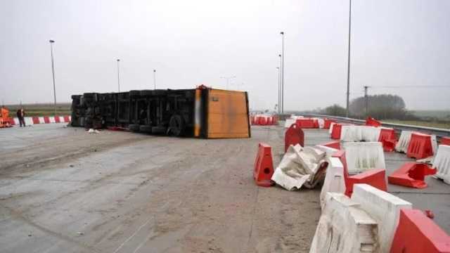 В Польше перевернулся украинский грузовик: водитель был пьян