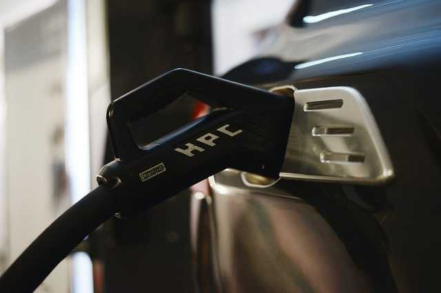 Украинцы смогут заряжать электрокары за пару минут