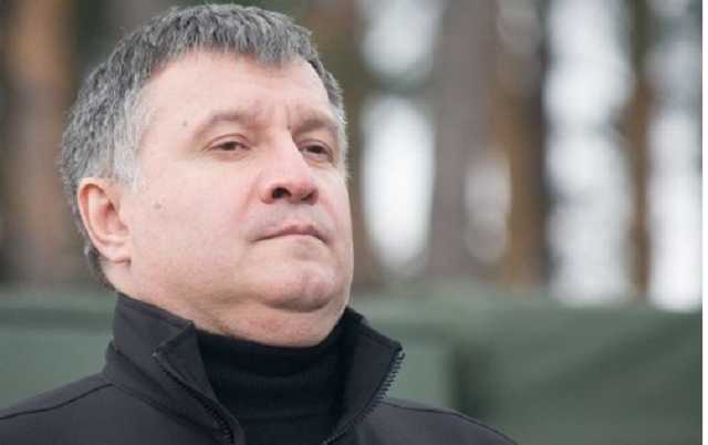 Арсен, конечно, не уйдет. Арсена, как ту егуменью московскую, вынесут