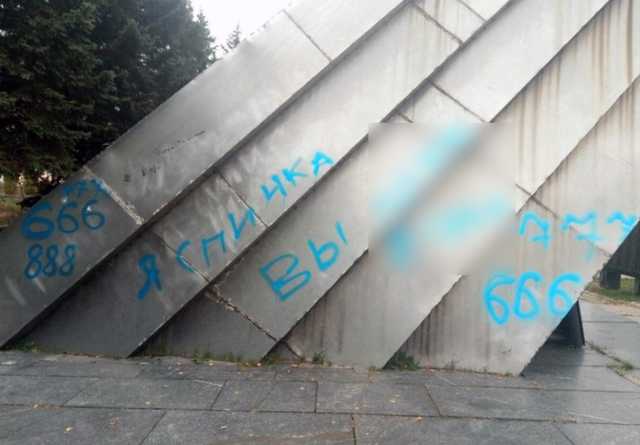 Двое малолетних вандалов осквернили памятник летчикам в прифронтовой Авдеевке