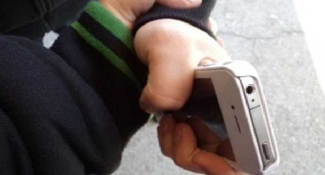 Разбой на Троещине: у мужчины силой отобрали телефон, золото и деньги