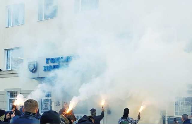 В Херсоне забросали файерами здание Нацполиции