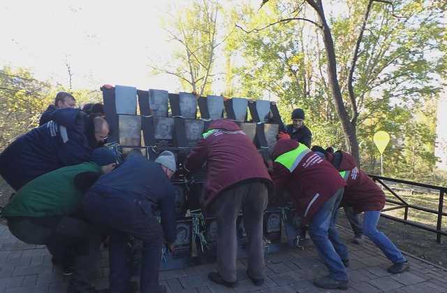 Коммунальщики начали демонтаж мемориала Героям Небесной Сотни в Киеве для проведения следственного эксперимента