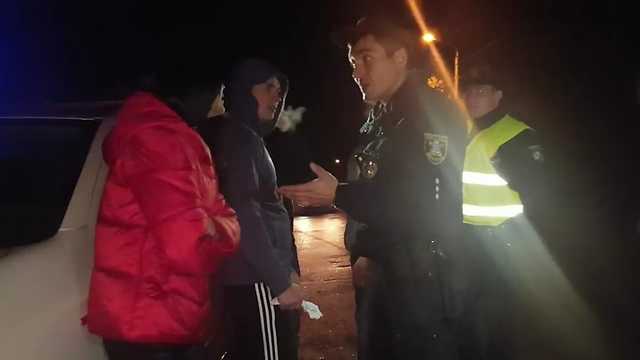 ’’Вы что, ох*ели?’’ В Николаеве напали на полицейского. Появилось видео