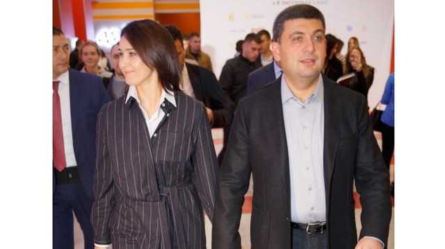 Большая редкость. Похудевший Гройсман сводил жену в кино