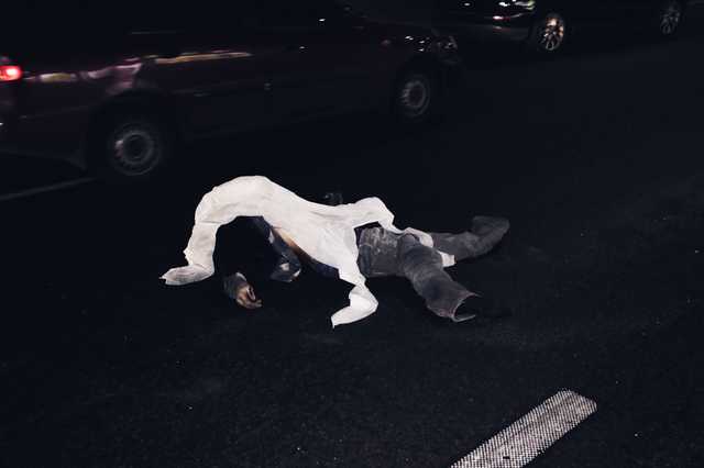 На выезде из Киева мужчина перебегал дорогу и погиб под колесами Skoda