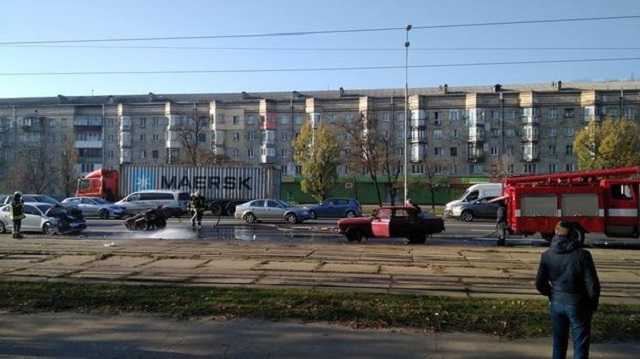 Пробка на Харьковском шоссе: в ДТП перевернулся “Москвич” с прицепом