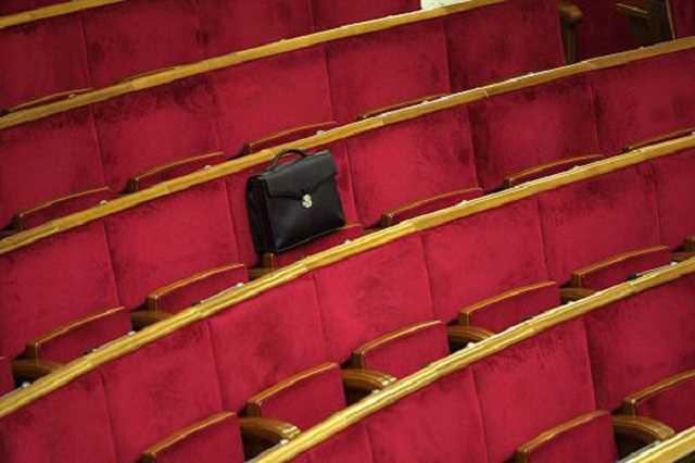 З 429 депутатів ВР на засіданні були присутні лише 27