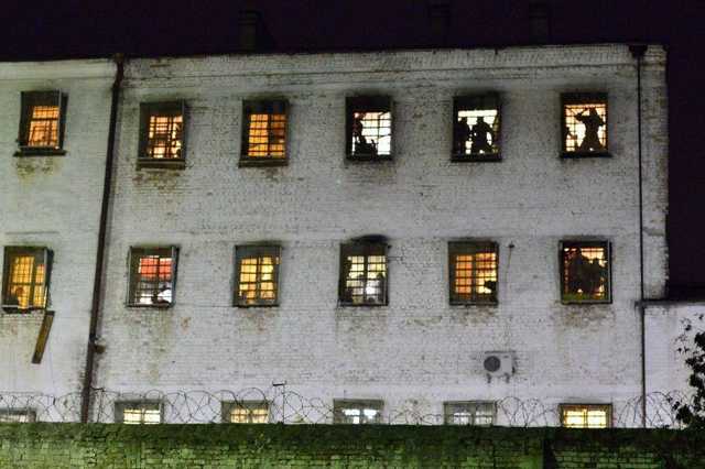 В Киевском СИЗО тюремщик носил наркотики арестантам