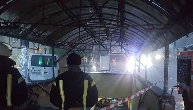 В Киеве автомобиль влетел в подземный пешеходный переход и разбился вдребезги