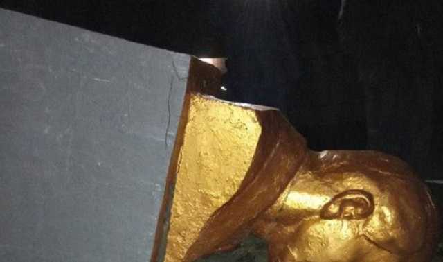 В одном из сел на Полтавщине неизвестные повалили бесхозный памятник Ленину