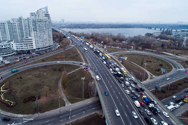 В Киеве на Северном мосту Infinity «посадил» Lexus на капот: образовалась масштабная пробка