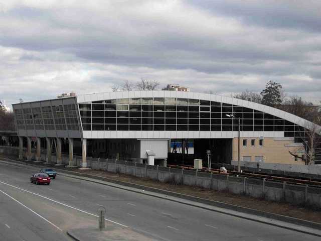 В Киеве закрыли станцию метро “Дарница”: ищут бомбу