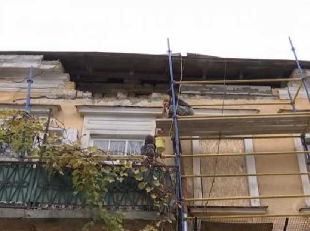 Со здания в центре Одессы на голову прохожему упала каменная глыба