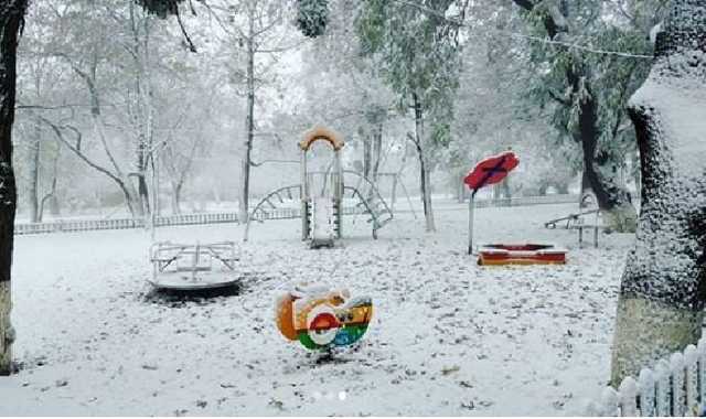 В Крым пришла зима: появились фото заснеженных улиц