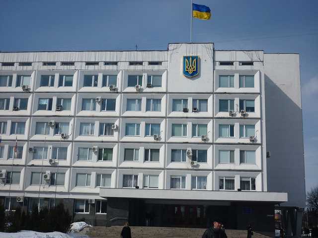 Працівникам міськради замерзлої Сміли виплатили премій на 10 млн грн