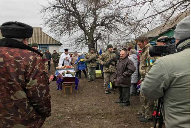 На Полтавщині загиблого героя ООС земляки на колінах проводжали в останню путь