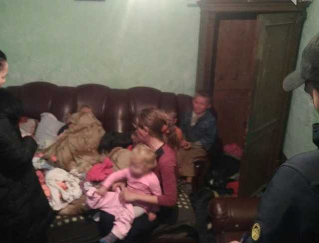 Жили, как щенята, в мусоре: на Буковине из семьи изъяли семерых детей