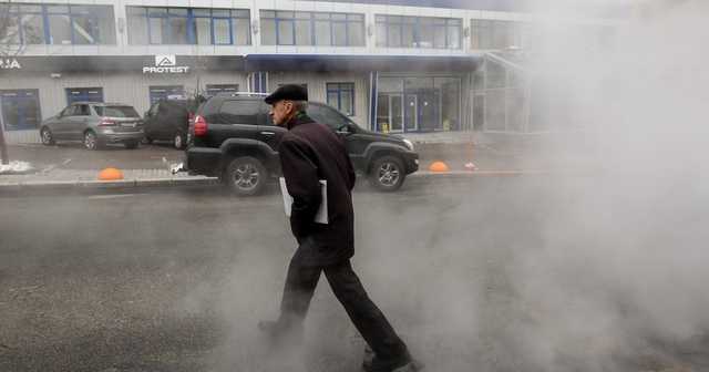 В центре Киева снова прорвало трубу – кипяток залил всю улицу