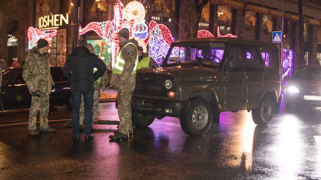 В Киеве на Бессарабской площади военный «УАЗ» снес бампер Lanos