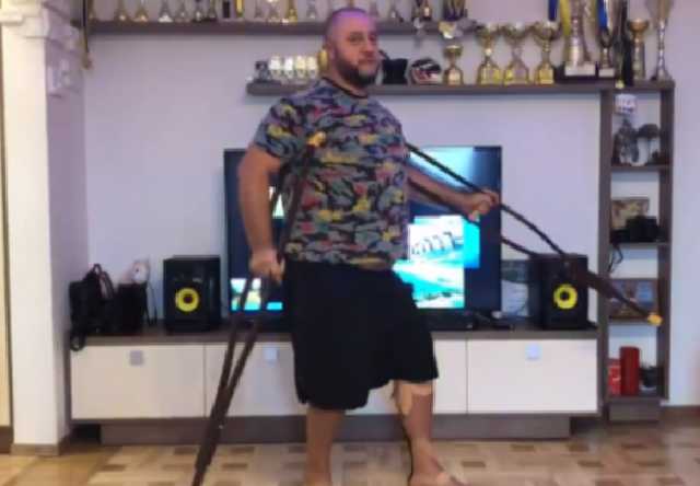 ’’Попробую ходить’’: травмированный в ДТП актер ’’Дизель Шоу’’ показал танец на костылях