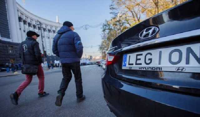 "Бляховоди" vs "бляхофоби": хто правий