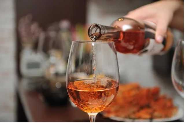 Части украинцев запретят алкоголь и сигареты: как это будет