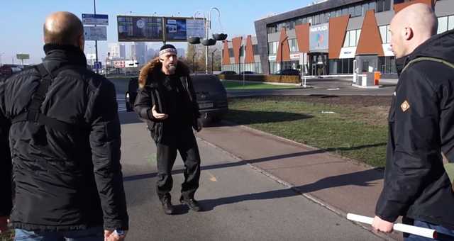 Священик УПЦ МП ледь не розчавив на тротуарі активістів проекту “Зупини лося”