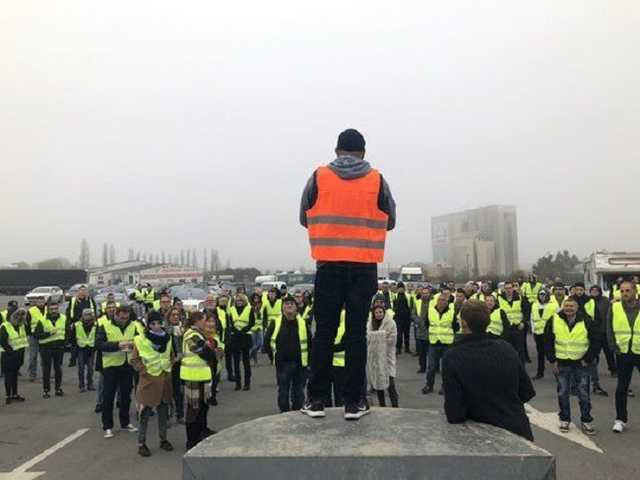 Во время протестов во Франции пострадали уже 47 человек. Полиция применила слезоточивый газ