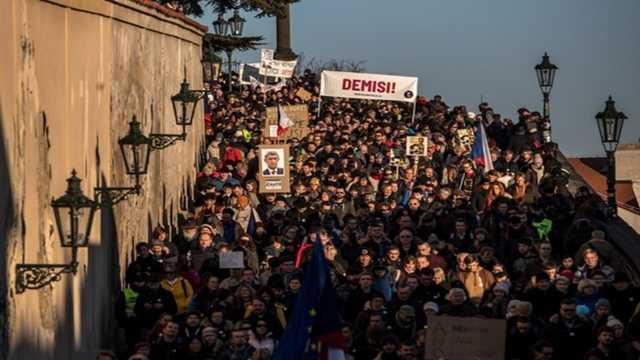 Массовые протесты в Чехии - тысячи людей требуют отставки премьера