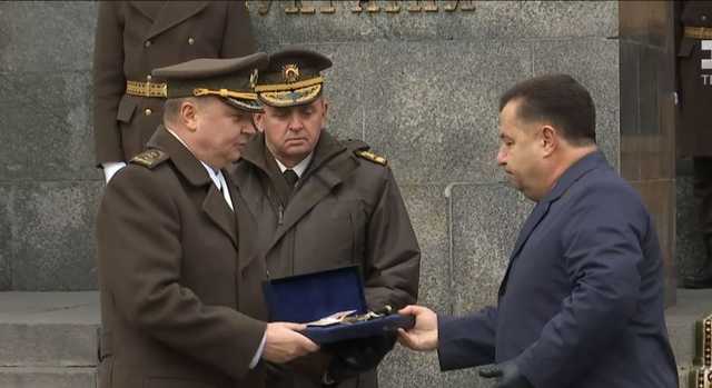 Первый пошел: в Минобороны отправили на пенсию госсекретаря, на очереди заместители министра