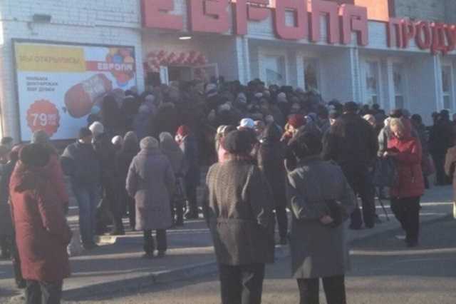 ’’Дикари!’’ В России устроили бешеную давку из-за дешевой колбасы