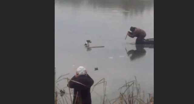 В Киевской области рыбак вытащил из-подо льда тонувшую собаку: трогательное видео