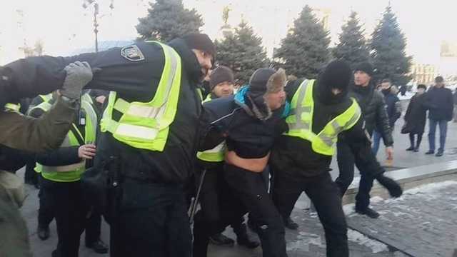 В центре Киева заковали в наручники помощника Савченко: фото и видео жестких столкновений