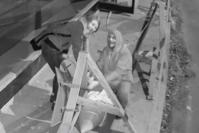 В Ужгороде полицейский и таможенник обокрали остановку