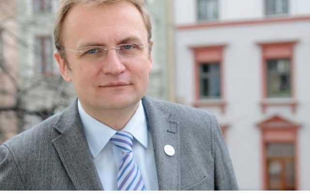 На чиїй стороні грає Андрій Садовий?