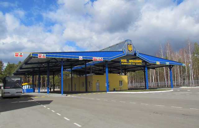 Группа активистов на автомобилях заблокировала таможенный пост на границе с Белоруссией