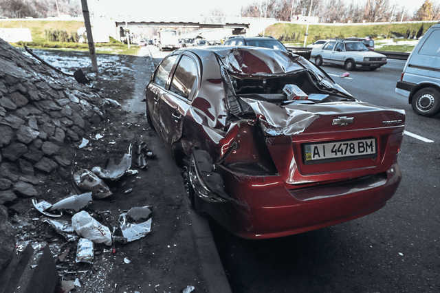 В Киеве Chevrolet с ребенком в салоне влетел в опору моста Патона