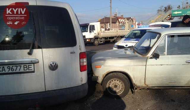 Под Киевом столкнулись сразу шесть авто: первые фото с места ДТП