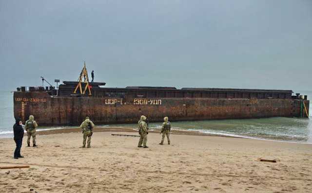 На одесский пляж выбросило баржу с 5 млн пачек сигарет из Крыма