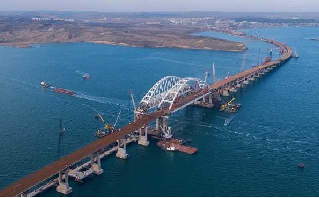 Скандальный Керченский мост уже начал смещаться