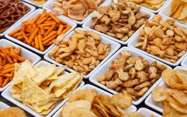 В столичных школах запретили продавать снеки