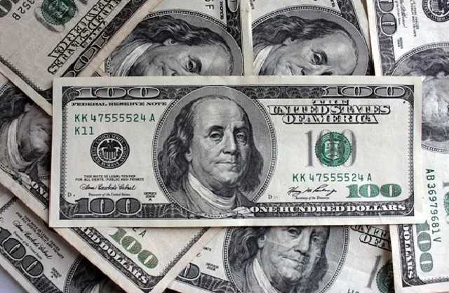 Бизнес ринулся скупать валюту, но гривня пока держится