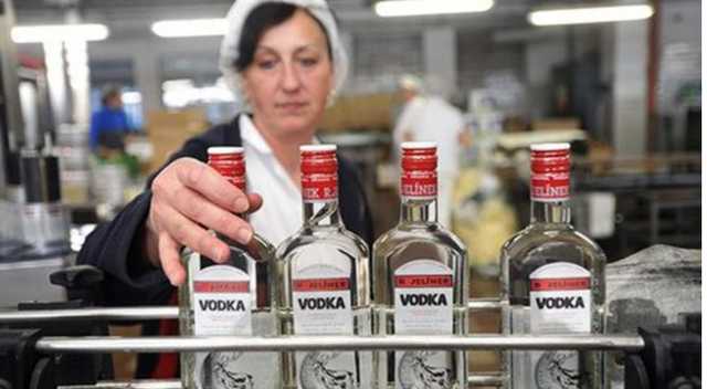 От безысходности россияне заливают голод водкой