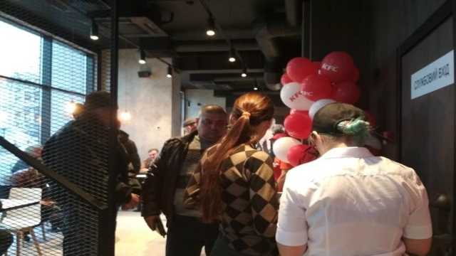 Ресторан KFC в Доме профсоюзов - активисты пытаются блокировать работу заведения