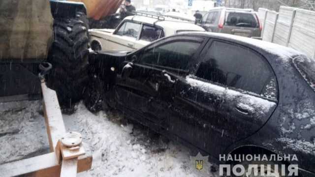 В Харьковской области трактор протаранил семь машин и полицейский автомобиль
